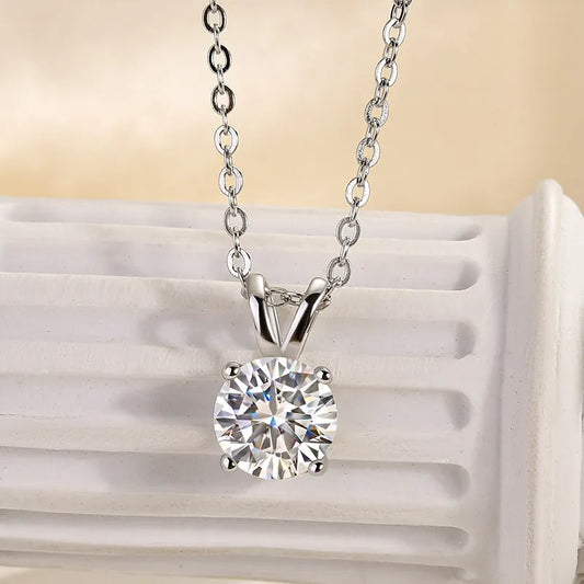 1.0 Ct Exquisite Round Cut Pendant Necklace In White Gold