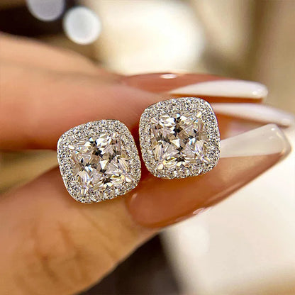 Stunning Lustrous 2.0Ct Women's Stud Earrings