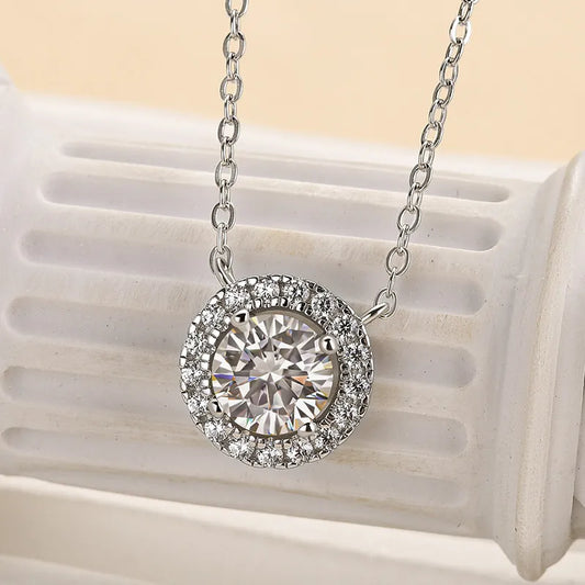 1.0 Ct Luxe Round Cut Pendant Necklace In White Gold
