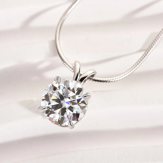 3.0 Ct Delicate Round Cut Pendant Necklace In White Gold