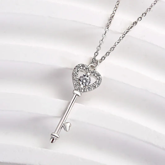 Chic Pendant Necklace In White Gold