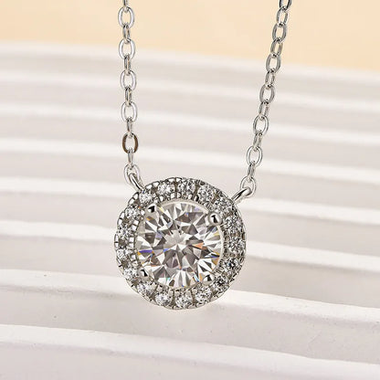 1.0 Ct Luxe Round Cut Pendant Necklace In White Gold