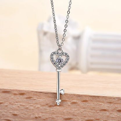 Chic Pendant Necklace In White Gold
