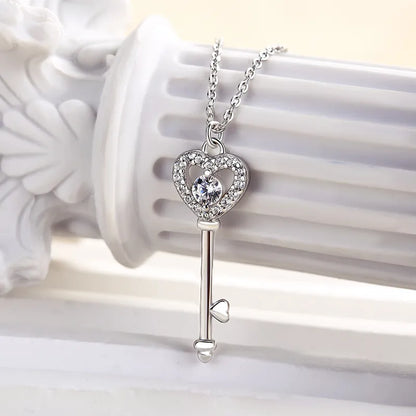 Chic Pendant Necklace In White Gold