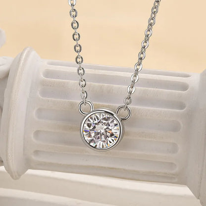 1.0 Ct Luxe Round Cut Pendant Necklace In White Gold