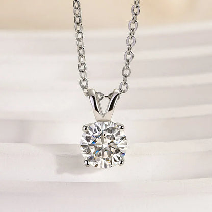 1.0 Ct Exquisite Round Cut Pendant Necklace In White Gold