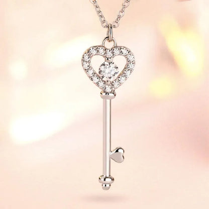Chic Pendant Necklace In White Gold