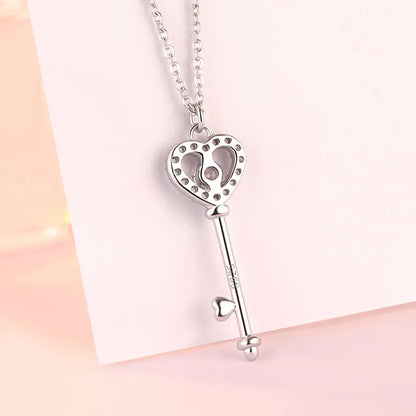 Chic Pendant Necklace In White Gold