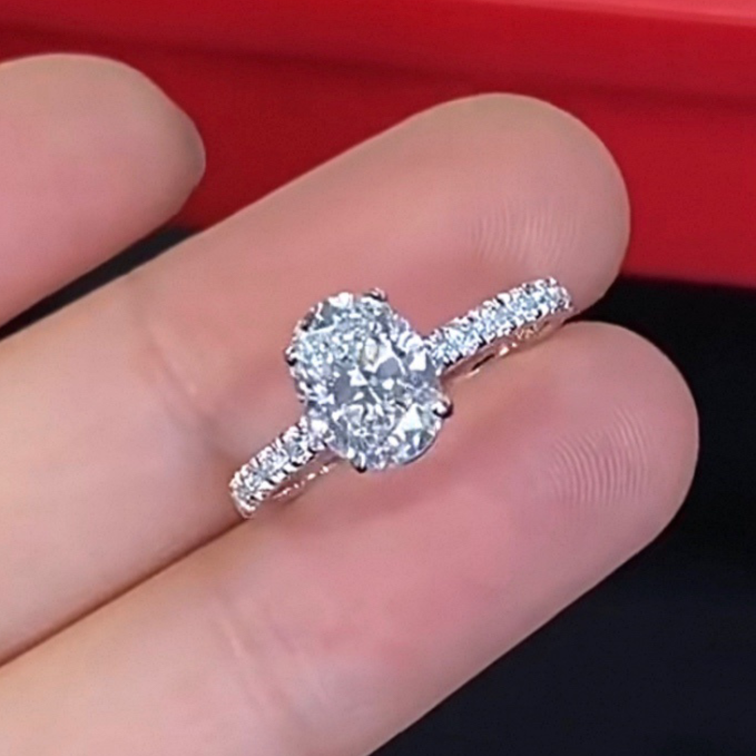 Graceful Oval 4CT Moissanite Solitaire Ring in Sterling Silver 925